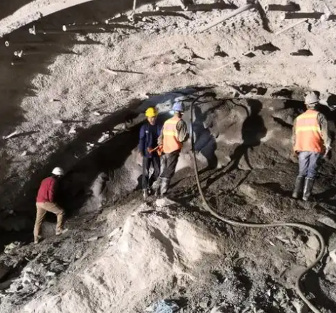 天涯镇拱顶带模注浆料的施工流程及注意事项